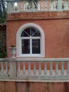 Fenêtres PVC sur mesure cintrées posées par IDS Alessis SERRURERIE