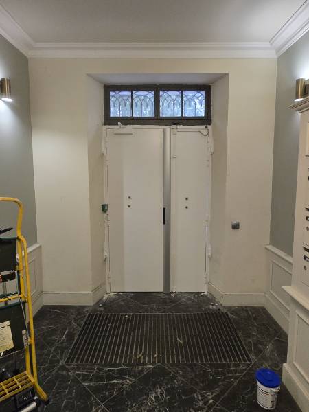 Remplacement d'une porte 2 vantaux dans le centre ville historique de TOULON