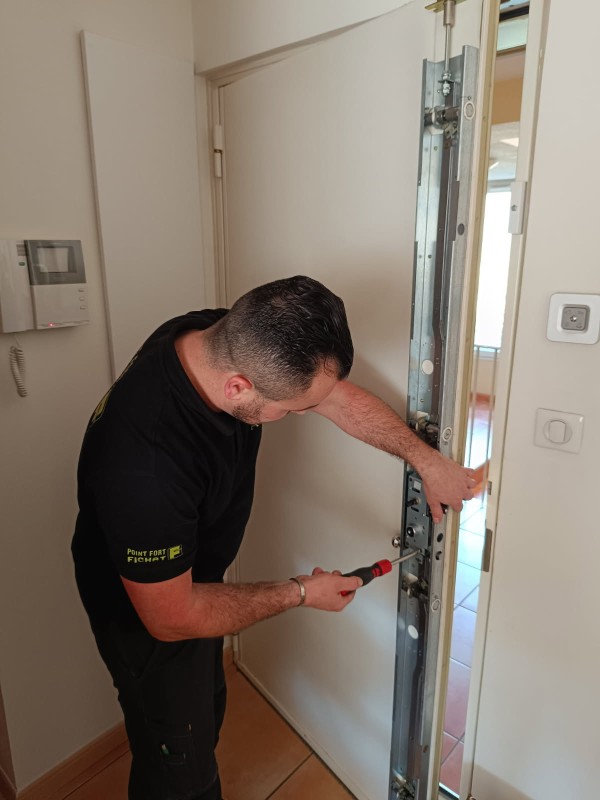 Remplacement boîtier avec cylindre pour serrure de marque Picard Serrures à Toulon