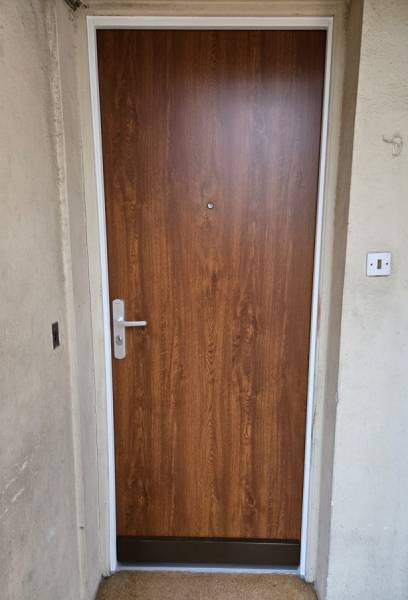 Pose d'une porte blindée de marque FICHET pour une coursive dans un immeuble à Toulon