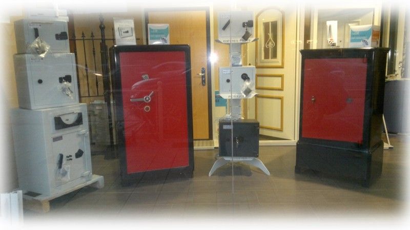Vitrine du magasin avec les coffre-forts neufs et d'occasions