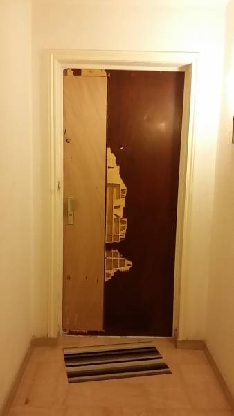 Porte d'appartement à Sanary avant sécurisation / après un cambriolage