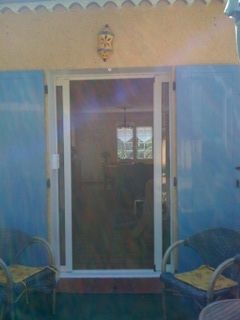 Coulissant en aluminium ouvert posé en galandage avec volets Alu