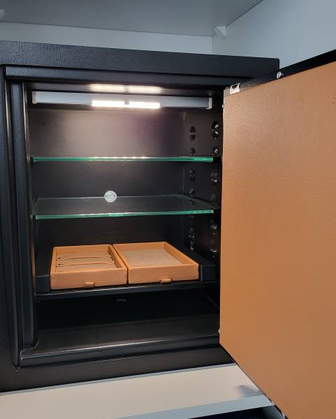 Installation d'un coffre-fort Complice Style avec finition cuir à Bandol