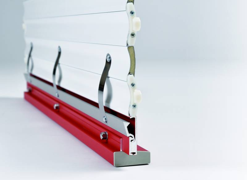 Vue de profil d'un volet roulant blindé A2P Valmy, fabriqué en France, posé dans le Var